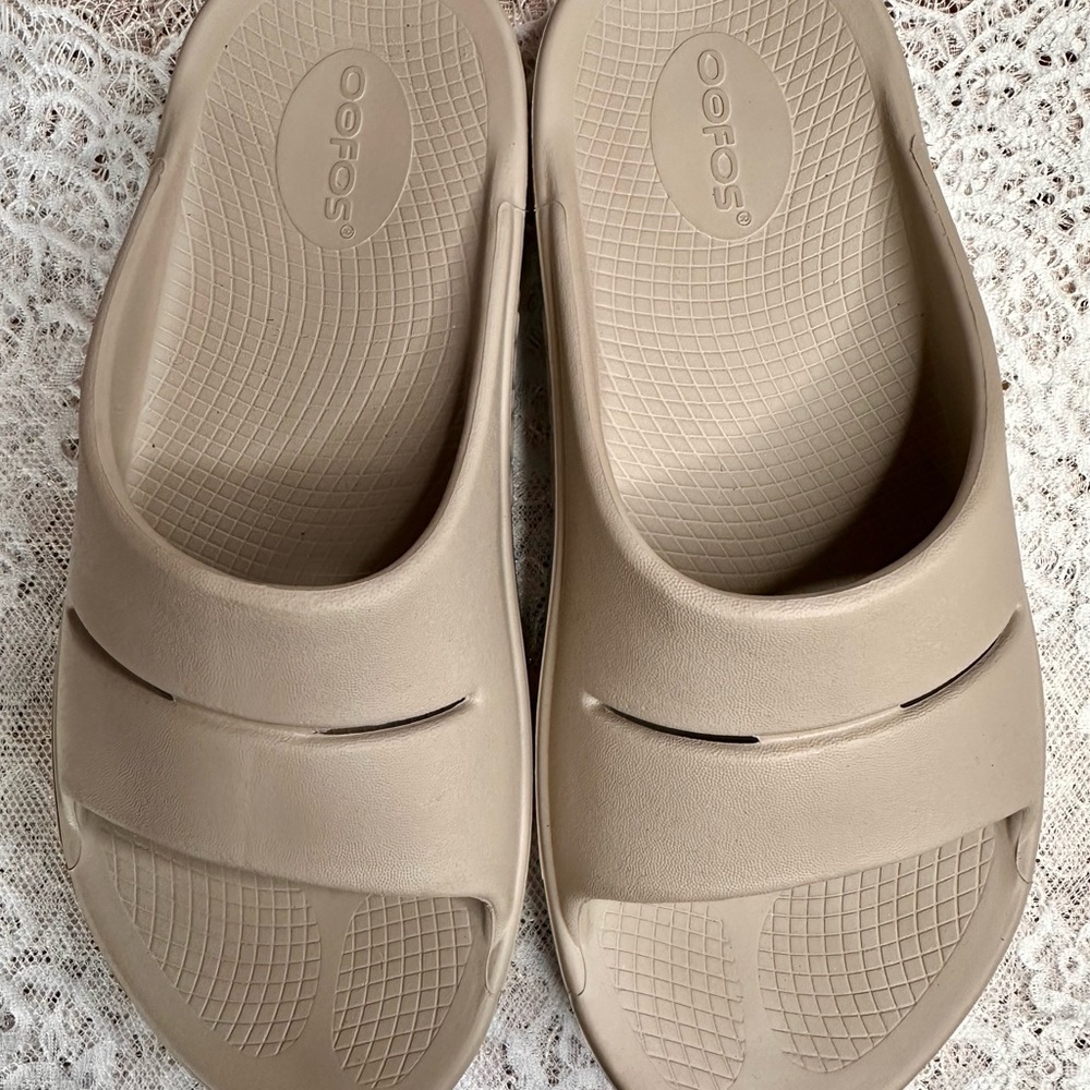 OOFOS Comfort Recovery Clogs in Cream